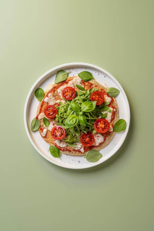 Posiłek low carb z sałatą, awokado i serem